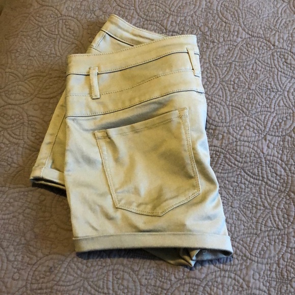 🔥SOLD🔥High Waisted Olive Green Shorts - Picture 2 of 5